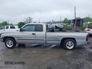 1999 Dodge 1500 z VIN 1B7HC13Z2XJ568376, wystawiony jako IAAI lot #42208937 z przebiegiem 232 834 mil mil oraz . Historia ofert i sprzedaży dostępna na DreamBid. Obrazek 15.