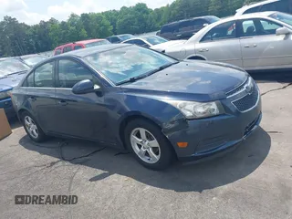 2014 Chevrolet Cruze 1LT z VIN 1G1PC5SB3E7426743, wystawiony jako IAAI lot #42305805 z przebiegiem 160 575 mil mil oraz . Historia ofert i sprzedaży dostępna na DreamBid. Obrazek 1.