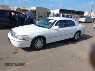 2005 Lincoln Town Car Signature Limited z VIN 1LNHM82W05Y664360, wystawiony jako IAAI lot #41902957 z przebiegiem 247 669 mil mil oraz . Historia ofert i sprzedaży dostępna na DreamBid. Obrazek 2.