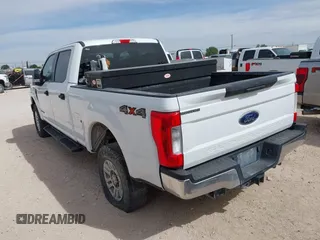 2017 Ford F-250 Lariat z VIN 1FT7W2BT7HEE48637, wystawiony jako IAAI lot #42234510 z przebiegiem 200 831 mil mil oraz . Historia ofert i sprzedaży dostępna na DreamBid. Obrazek 3.