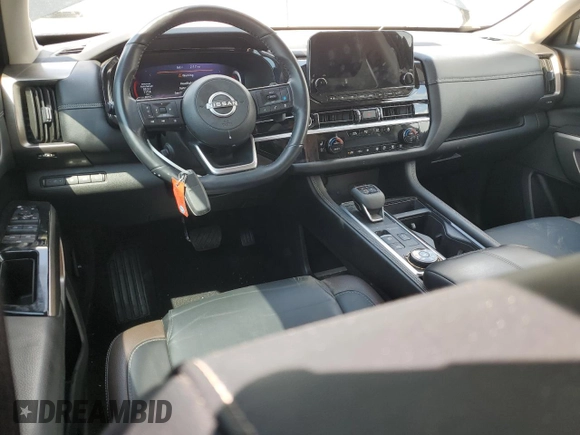 2024 Nissan Pathfinder Platinum z VIN 5N1DR3DK8RC212561, wystawiony jako Copart lot #54729585 z przebiegiem 46 647 mil mil oraz Czysty tytuł • Clean title. Historia ofert i sprzedaży dostępna na DreamBid. Obrazek 8.