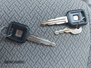 1995 Isuzu Rodeo z VIN 4S2CM58V5S4370553, wystawiony jako IAAI lot #42369256 z przebiegiem 198 946 mil mil oraz . Historia ofert i sprzedaży dostępna na DreamBid. Obrazek 11.