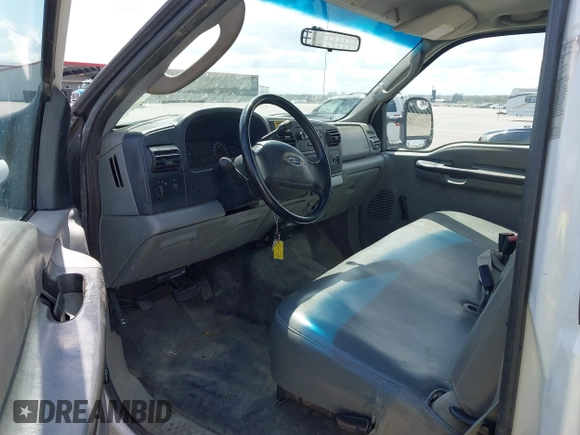 2005 Ford F-350 XL z VIN 1FDSF34575EC16707, wystawiony jako IAAI lot #42140911 z przebiegiem 93 732 mil mil oraz . Historia ofert i sprzedaży dostępna na DreamBid. Obrazek 5.