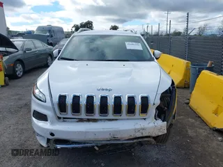 2017 Jeep Cherokee Overland z VIN 1C4PJMJS9HW631941, wystawiony jako IAAI lot #41605184 z przebiegiem 19 162 mil mil oraz . Historia ofert i sprzedaży dostępna na DreamBid. Obrazek 13.