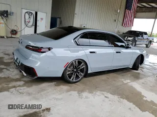 2023 BMW i7 xDrive60 z VIN WBY53EJ04PCM31425, wystawiony jako Copart lot #59719113 z przebiegiem 5414 mil mil oraz . Historia ofert i sprzedaży dostępna na DreamBid. Obrazek 3.