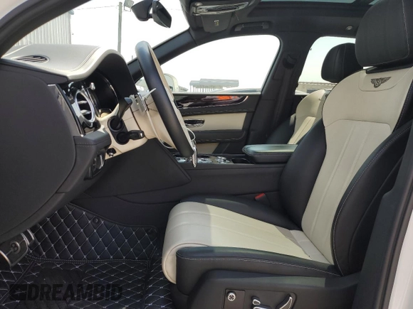 2019 Bentley Bentayga V8 z VIN SJAAM2ZV0KC026362, wystawiony jako Copart lot #54059393 z przebiegiem 31 530 mil mil oraz . Historia ofert i sprzedaży dostępna na DreamBid. Obrazek 7.