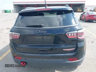 2017 Jeep Compass Trailhawk z VIN 3C4NJDDB6HT631047, wystawiony jako IAAI lot #42457508 z przebiegiem 59 414 mil mil oraz . Historia ofert i sprzedaży dostępna na DreamBid. Obrazek 16.