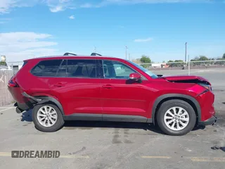 2024 Toyota Highlander XLE z VIN 5TDAAAA53RS008265, wystawiony jako IAAI lot #41626322 z przebiegiem 20 080 mil mil oraz . Historia ofert i sprzedaży dostępna na DreamBid. Obrazek 13.