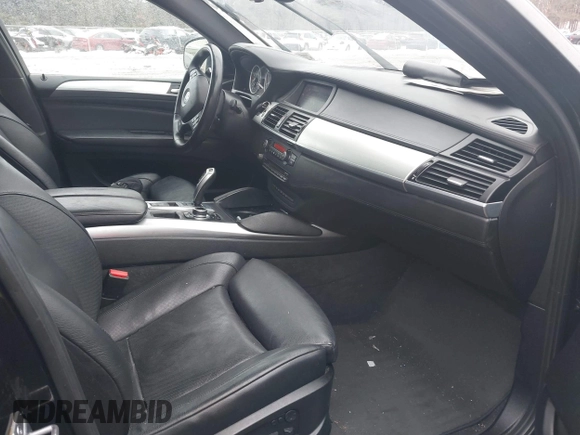 2014 BMW X6 50i z VIN 5UXFG8C51EL592380, wystawiony jako IAAI lot #41566410 z przebiegiem 110 142 mil mil oraz . Historia ofert i sprzedaży dostępna na DreamBid. Obrazek 5.
