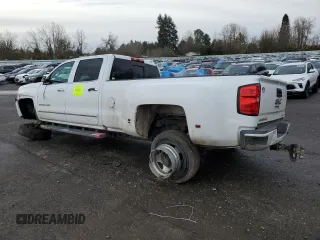 2018 GMC Sierra 3500HD Denali z VIN 1GT42YEY2JF254218, wystawiony jako Copart lot #85935094 z przebiegiem 157 907 mil mil oraz Szkody całkowita. Historia ofert i sprzedaży dostępna na DreamBid. Obrazek 2.