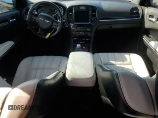 2021 Chrysler 300 S z VIN 2C3CCABG4MH525539, wystawiony jako Copart lot #52004944 z przebiegiem 84 418 mil mil oraz Szkoda całkowita • Salvage title. Historia ofert i sprzedaży dostępna na DreamBid. Obrazek 8.