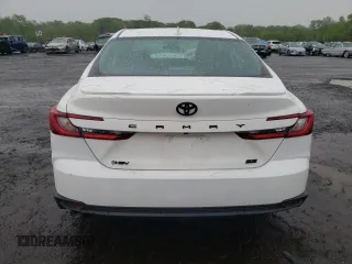 2025 Toyota Camry LE z VIN 4T1DAACK4SU061120, wystawiony jako Copart lot #55996285 z przebiegiem 5025 mil mil oraz Szkoda całkowita • Salvage title. Historia ofert i sprzedaży dostępna na DreamBid. Obrazek 6.