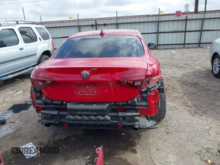 2020 Alfa Romeo Giulia z VIN ZARFAMAN3L7625180, wystawiony jako IAAI lot #41517401 z przebiegiem 43 010 mil mil oraz . Historia ofert i sprzedaży dostępna na DreamBid. Obrazek 17.