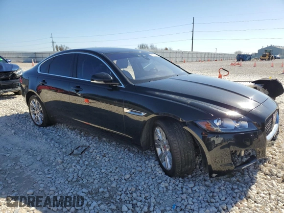 2017 Jaguar XF 35t Premium z VIN SAJBD4BV1HCY38563, wystawiony jako Copart lot #85633734 z przebiegiem 83 585 mil mil oraz Szkoda całkowita • Salvage title. Historia ofert i sprzedaży dostępna na DreamBid. Obrazek 4.