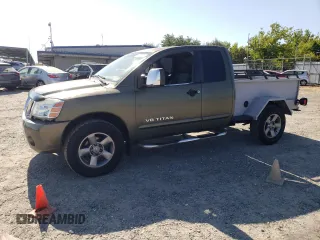 2005 Nissan Titan SE z VIN 1N6AA06B85N507424, wystawiony jako Copart lot #64841425 z przebiegiem 208 542 mil mil oraz Czysty tytuł • Clean title. Historia ofert i sprzedaży dostępna na DreamBid. Obrazek 1.