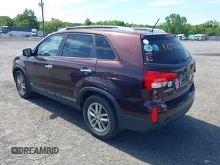 2015 Kia Sorento LX z VIN 5XYKTCA60FG638823, wystawiony jako IAAI lot #42277546 z przebiegiem 147 444 mil mil oraz . Historia ofert i sprzedaży dostępna na DreamBid. Obrazek 3.