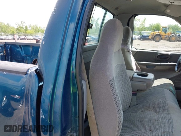 2001 Ford F-150 XL z VIN 2FTZF07261CA05467, wystawiony jako IAAI lot #42250217 z przebiegiem Nie podano mil oraz . Historia ofert i sprzedaży dostępna na DreamBid. Obrazek 8.