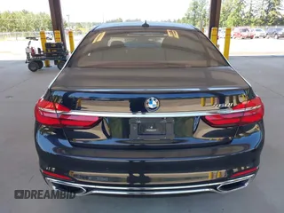 2017 BMW 7 Series 750i z VIN WBA7F0C59HGM21185, wystawiony jako IAAI lot #42360146 z przebiegiem Nie podano mil oraz . Historia ofert i sprzedaży dostępna na DreamBid. Obrazek 17.