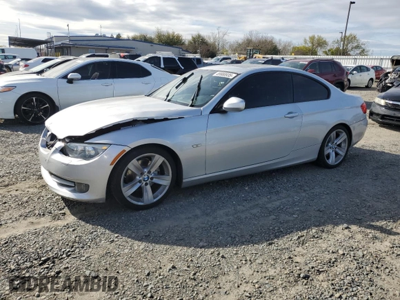2011 BMW 3 Series 328i z VIN WBAKE5C55BE429684, wystawiony jako Copart lot #49988935 z przebiegiem 108 842 mil mil oraz Szkoda całkowita • Salvage title. Historia ofert i sprzedaży dostępna na DreamBid. Obrazek 1.