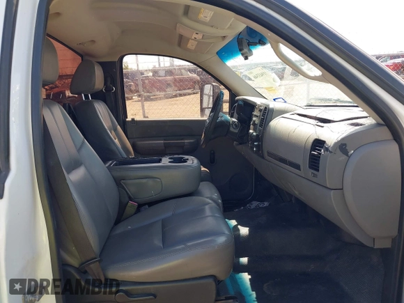 2008 Chevrolet Silverado 1500 Work Truck with VIN 1GCEC14X48Z102032, listed as a IAAI auction lot 41943346 with 398,280 mi miles. Bid and sale history available at carsss.com. Image 5.