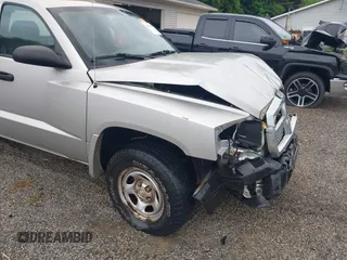 2007 Dodge Dakota ST z VIN 1D7HE22K37S177984, wystawiony jako IAAI lot #42330481 z przebiegiem 98 424 mil mil oraz . Historia ofert i sprzedaży dostępna na DreamBid. Obrazek 18.