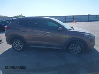 2017 Hyundai Tucson SE z VIN KM8J33A47HU485803, wystawiony jako IAAI lot #42269337 z przebiegiem 96 541 mil mil oraz . Historia ofert i sprzedaży dostępna na DreamBid. Obrazek 13.
