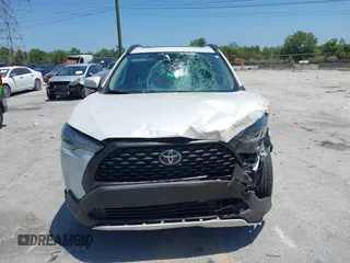 2022 Toyota Corolla Cross LE z VIN 7MUBAAAG5NV028801, wystawiony jako IAAI lot #42144175 z przebiegiem 22 715 mil mil oraz . Historia ofert i sprzedaży dostępna na DreamBid. Obrazek 12.