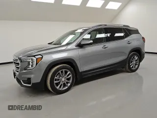 2024 GMC Terrain SLT z VIN 3GKALPEGXRL266785, wystawiony jako Copart lot #46712415 z przebiegiem 19 915 mil mil oraz Czysty tytuł • Clean title. Historia ofert i sprzedaży dostępna na DreamBid. Obrazek 1.