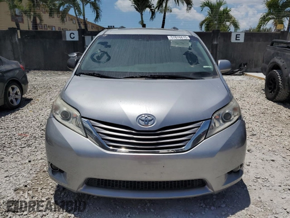 2015 Toyota Sienna XLE z VIN 5TDYK3DC3FS631916, wystawiony jako Copart lot #57876815 z przebiegiem 76 986 mil mil oraz Czysty tytuł • Clean title. Historia ofert i sprzedaży dostępna na DreamBid. Obrazek 5.
