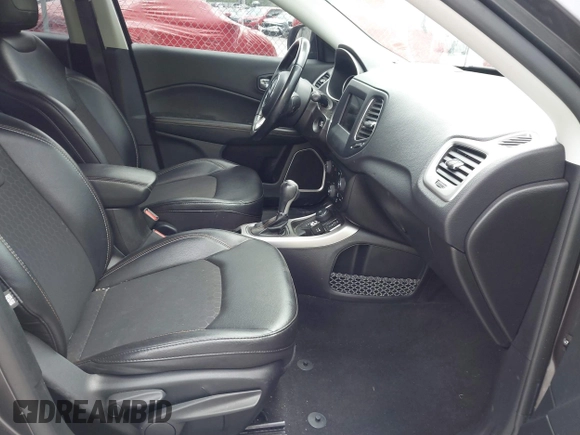 2020 Jeep Compass Latitude z VIN 3C4NJDBB9LT129693, wystawiony jako IAAI lot #42238631 z przebiegiem 36 742 mil mil oraz . Historia ofert i sprzedaży dostępna na DreamBid. Obrazek 5.