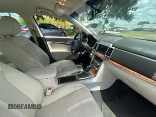 2011 Lincoln MKZ Hybrid z VIN 3LNDL2L33BR759329, wystawiony jako Copart lot #60902525 z przebiegiem 131 927 mil mil oraz Czysty tytuł • Clean title. Historia ofert i sprzedaży dostępna na DreamBid. Obrazek 5.