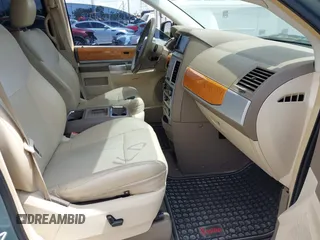 2008 Chrysler Town & Country Limited with VIN 2A8HR64X38R746763, listed as a IAAI auction lot 42117320 with 174,692 mi miles. Bid and sale history available at carsss.com. Image 5.