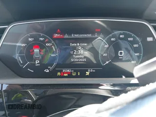 2020 Audi e-tron Sportback Premium Plus z VIN WA12ABGEXLB035392, wystawiony jako IAAI lot #42304663 z przebiegiem 35 382 mil mil oraz . Historia ofert i sprzedaży dostępna na DreamBid. Obrazek 7.