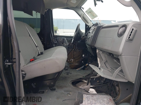 2010 Ford Econoline Passenger XL z VIN 1FBNE3BL8ADA02903, wystawiony jako IAAI lot #42103974 z przebiegiem Nie podano mil oraz . Historia ofert i sprzedaży dostępna na DreamBid. Obrazek 5.