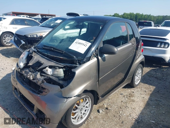 2013 Smart fortwo Pure z VIN WMEEJ3BA2DK697614, wystawiony jako IAAI lot #42405542 z przebiegiem 192 027 mil mil oraz . Historia ofert i sprzedaży dostępna na DreamBid. Obrazek 2.