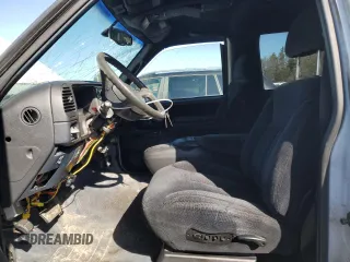 1998 Chevrolet Tahoe z VIN 3GNEK18R6WG128702, wystawiony jako Copart lot #49961445 z przebiegiem 154 187 mil mil oraz Czysty tytuł • Clean title. Historia ofert i sprzedaży dostępna na DreamBid. Obrazek 7.