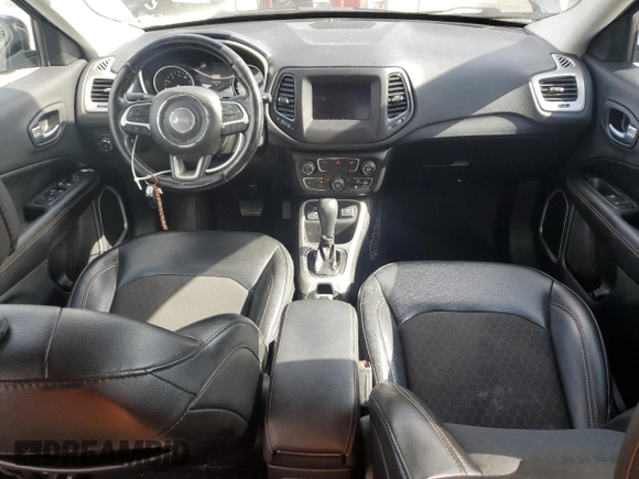 2021 Jeep Compass Latitude z VIN 3C4NJCBB6MT507917, wystawiony jako Copart lot #56979785 z przebiegiem 85 739 mil mil oraz Szkoda całkowita • Salvage title. Historia ofert i sprzedaży dostępna na DreamBid. Obrazek 8.