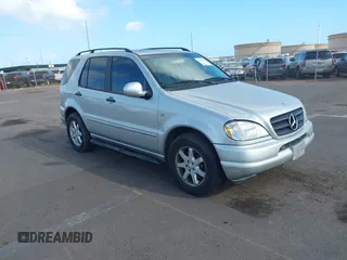 2000 Mercedes-Benz M 320/430/500 z VIN 4JGAB72E8YA166624, wystawiony jako IAAI lot #41801752 z przebiegiem 111 356 mil mil oraz . Historia ofert i sprzedaży dostępna na DreamBid. Obrazek 1.