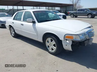 2011 Ford Crown Victoria LX z VIN 2FABP7EV4BX148518, wystawiony jako IAAI lot #41803633 z przebiegiem 72 943 mil mil oraz . Historia ofert i sprzedaży dostępna na DreamBid. Obrazek 1.