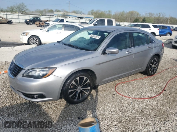 2013 Chrysler 200 Touring z VIN 1C3CCBBG7DN723383, wystawiony jako Copart lot #53302135 z przebiegiem 139 637 mil mil oraz Szkoda całkowita • Salvage title. Historia ofert i sprzedaży dostępna na DreamBid. Obrazek 1.