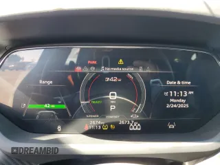 2024 Audi RS e-tron GT z VIN WAUBHBFW6R7900069, wystawiony jako Copart lot #46237645 z przebiegiem 2674 mil mil oraz Szkody całkowita. Historia ofert i sprzedaży dostępna na DreamBid. Obrazek 9.