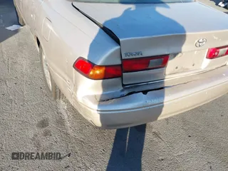 1998 Toyota Camry LE z VIN 4T1BF28K4WU057663, wystawiony jako IAAI lot #41329614 z przebiegiem 145 034 mil mil oraz . Historia ofert i sprzedaży dostępna na DreamBid. Obrazek 6.