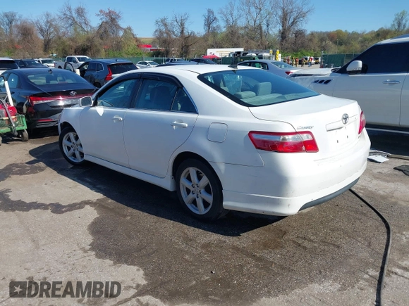 2008 Toyota Camry LE z VIN 4T1BE46K48U775136, wystawiony jako IAAI lot #41990667 z przebiegiem 214 129 mil mil oraz . Historia ofert i sprzedaży dostępna na DreamBid. Obrazek 3.