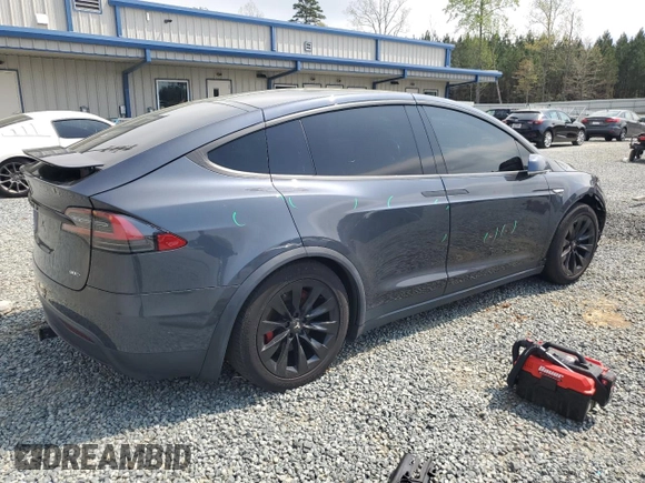 2016 Tesla Model X 70D z VIN 5YJXCBE23GF005295, wystawiony jako Copart lot #51034005 z przebiegiem 130 325 mil mil oraz Szkody całkowita. Historia ofert i sprzedaży dostępna na DreamBid. Obrazek 3.