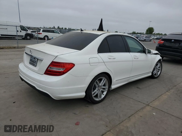 2014 Mercedes-Benz C 250 Sport с VIN WDDGF4HB1EA957805, выставлен на аукционе Copart как лот 53570455 с пробегом 35 894 миль миль и Списание • Salvage title. История ставок и продаж доступна на DreamBid. Изображение 3.