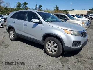 2012 Kia Sorento LX z VIN 5XYKT3A13CG229246, wystawiony jako Copart lot #54693175 z przebiegiem 161 718 mil mil oraz Czysty tytuł • Clean title. Historia ofert i sprzedaży dostępna na DreamBid. Obrazek 4.