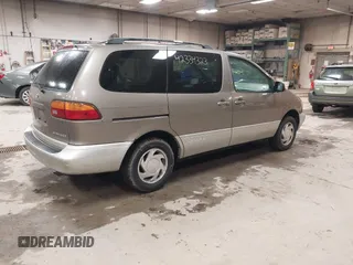1999 Toyota Sienna LE z VIN 4T3ZF13CXXU127488, wystawiony jako IAAI lot #42334323 z przebiegiem 247 917 mil mil oraz . Historia ofert i sprzedaży dostępna na DreamBid. Obrazek 4.
