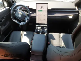 2023 Fisker Ocean One z VIN VCF1ZBU28PG006017, wystawiony jako Copart lot #68742314 z przebiegiem 4598 mil mil oraz Szkody całkowita. Historia ofert i sprzedaży dostępna na DreamBid. Obrazek 8.