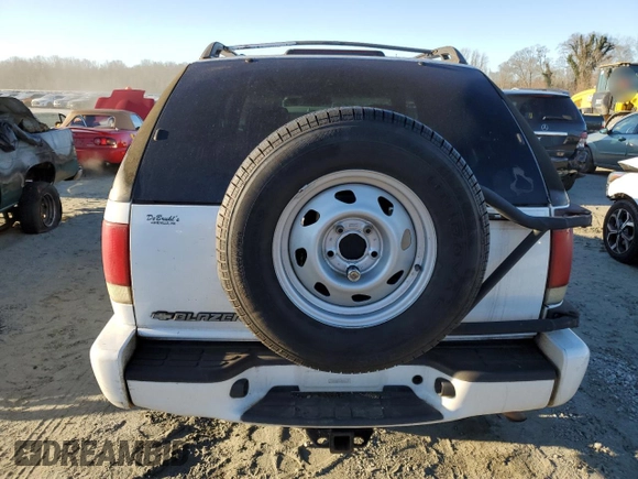 2000 Chevrolet Blazer LS with VIN 1GNCT18W8YK285881, listed as a Copart auction lot 41364325 with 277,029 mi miles and Salvage title. Bid and sale history available at DreamBid. Image 6.