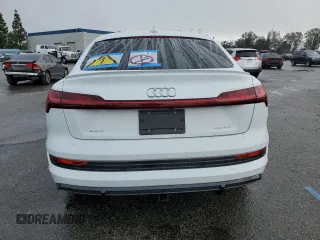 2021 Audi e-tron Sportback Premium Plus z VIN WA12ABGE3MB024414, wystawiony jako Copart lot #69824382 z przebiegiem 24 655 mil mil oraz . Historia ofert i sprzedaży dostępna na DreamBid. Obrazek 6.